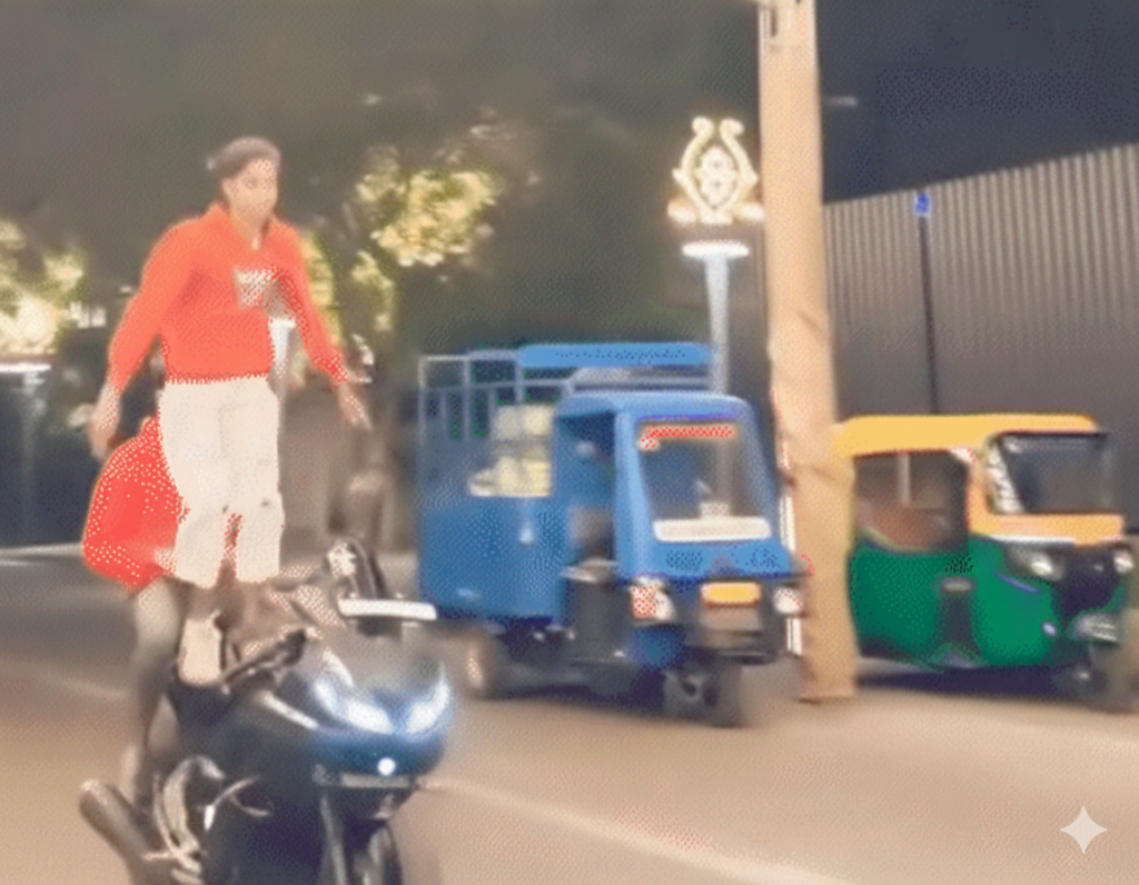 અમદાવાદમાં ચાર યુવતીઓ વચ્ચે મારામારી, જાહેરમાં તમાશો:યુવકે યુવતીને આગળ બેસાડી જોખમી રીતે એક્ટિવા ચલાવ્યું, કાયદાના લીરેલીરા ઉડાવતા 3 વીડિયો સામે આવ્યા